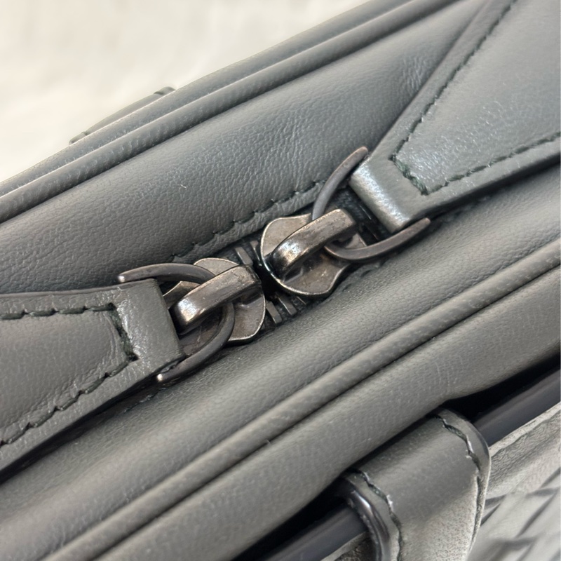 BOTTEGA VENETA BV 鐵灰色 編織 拉鍊 三層 肩背包 斜背包 航空包 郵差包-21