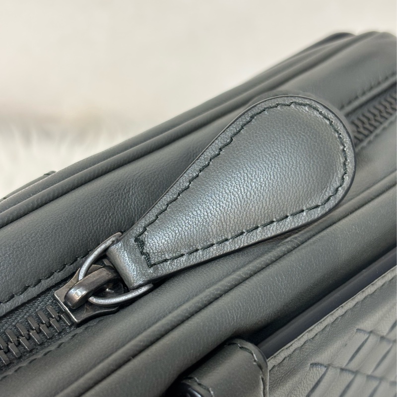 BOTTEGA VENETA BV 鐵灰色 編織 拉鍊 三層 肩背包 斜背包 航空包 郵差包-22