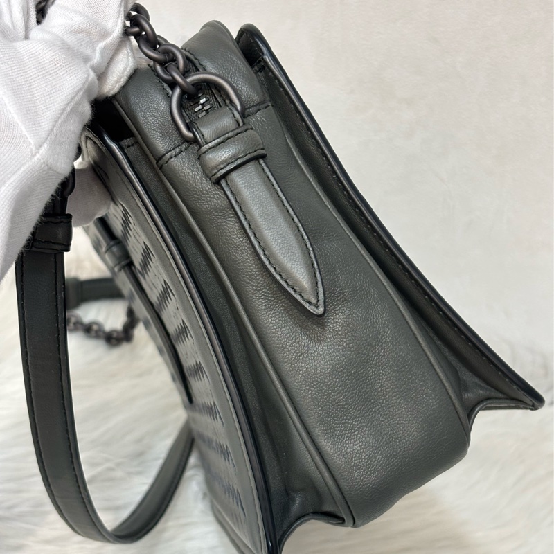 BOTTEGA VENETA BV 鐵灰色 編織 拉鍊 三層 肩背包 斜背包 航空包 郵差包-24