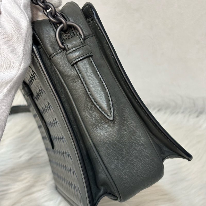 BOTTEGA VENETA BV 鐵灰色 編織 拉鍊 三層 肩背包 斜背包 航空包 郵差包-25