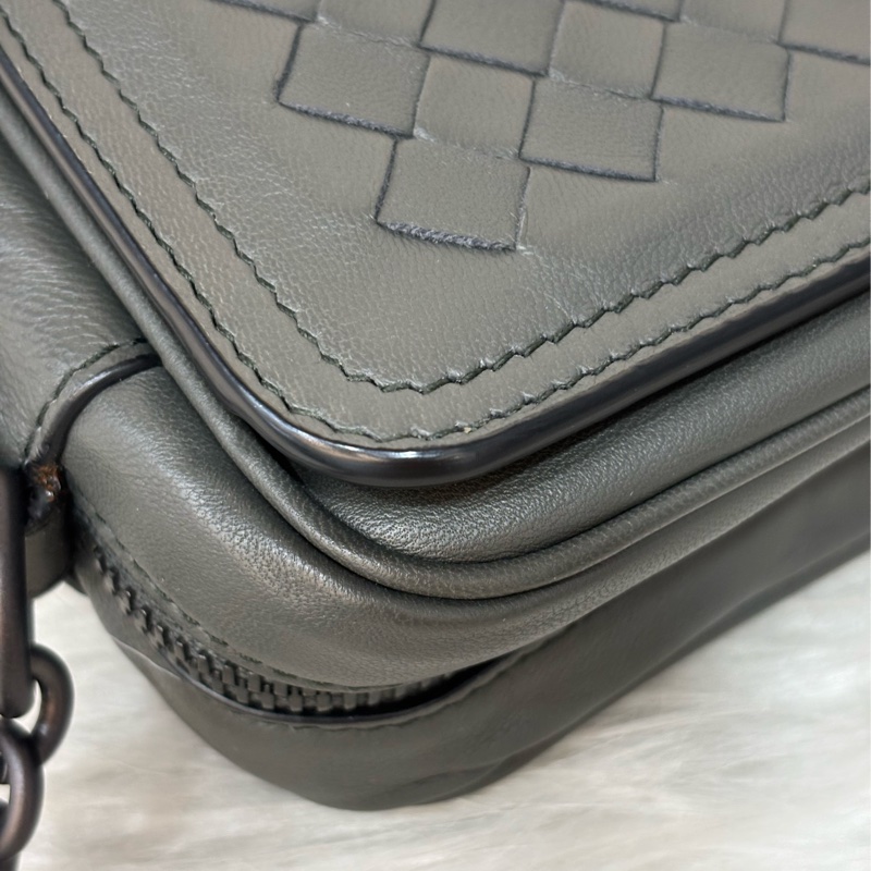 BOTTEGA VENETA BV 鐵灰色 編織 拉鍊 三層 肩背包 斜背包 航空包 郵差包-26
