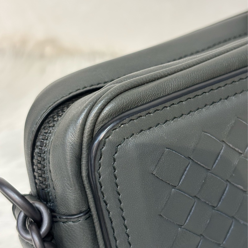 BOTTEGA VENETA BV 鐵灰色 編織 拉鍊 三層 肩背包 斜背包 航空包 郵差包-28