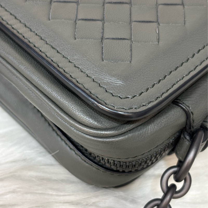 BOTTEGA VENETA BV 鐵灰色 編織 拉鍊 三層 肩背包 斜背包 航空包 郵差包-29