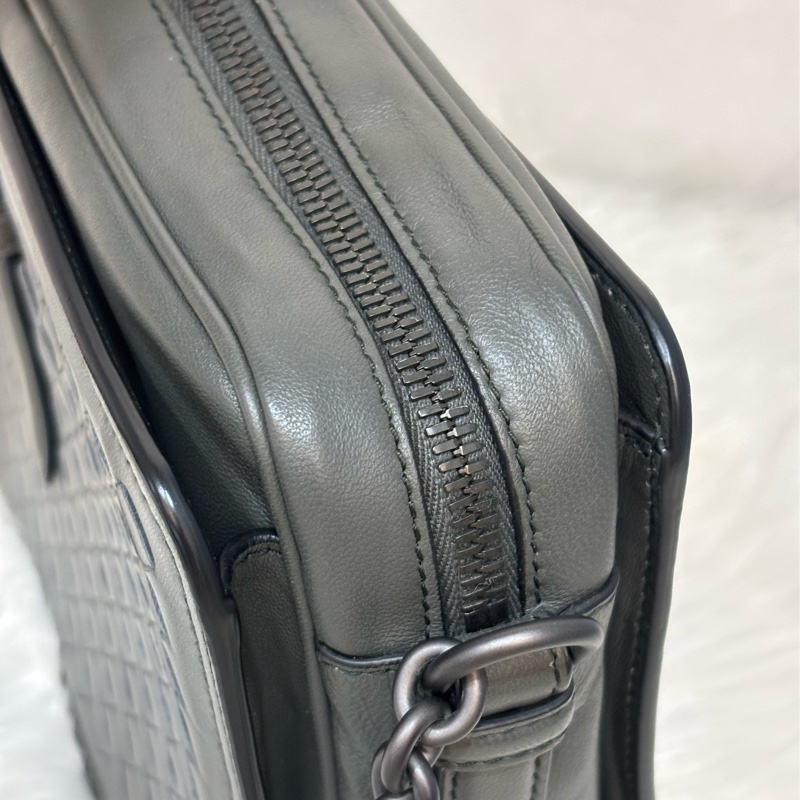BOTTEGA VENETA BV 鐵灰色 編織 拉鍊 三層 肩背包 斜背包 航空包 郵差包-30