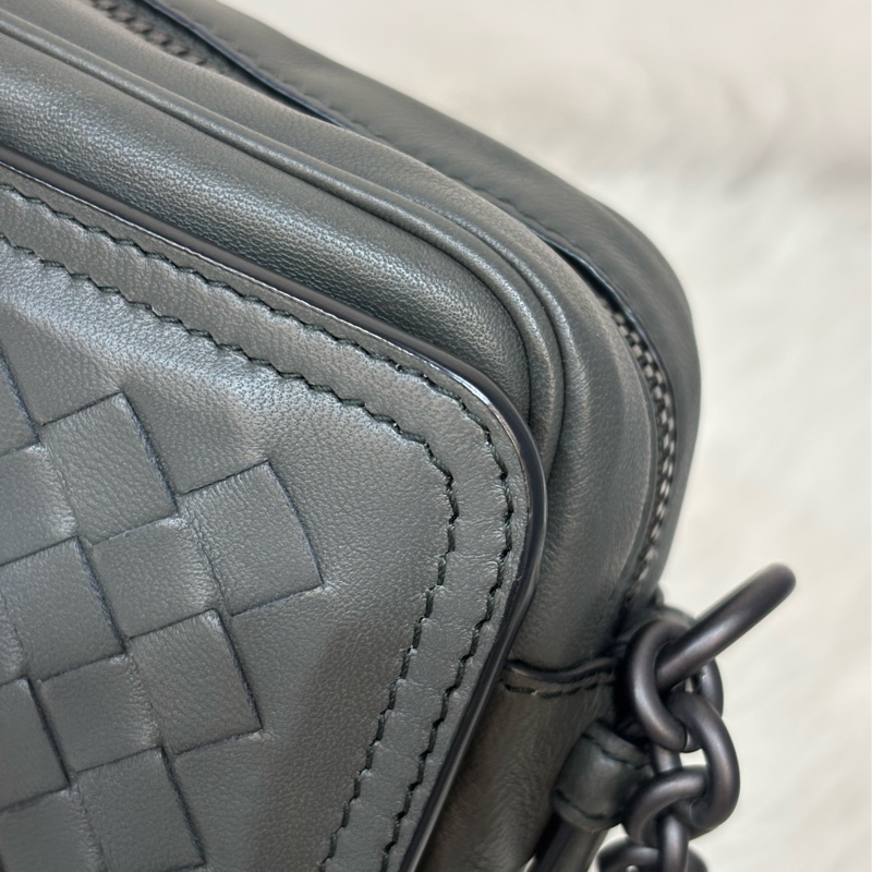 BOTTEGA VENETA BV 鐵灰色 編織 拉鍊 三層 肩背包 斜背包 航空包 郵差包-31