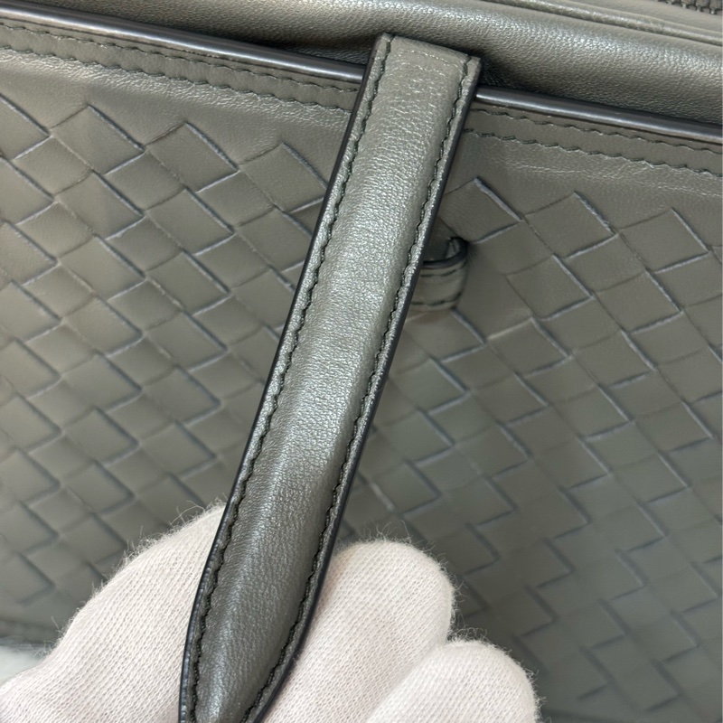 BOTTEGA VENETA BV 鐵灰色 編織 拉鍊 三層 肩背包 斜背包 航空包 郵差包-34
