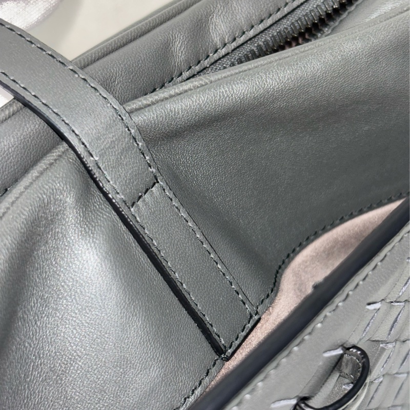 BOTTEGA VENETA BV 鐵灰色 編織 拉鍊 三層 肩背包 斜背包 航空包 郵差包-40