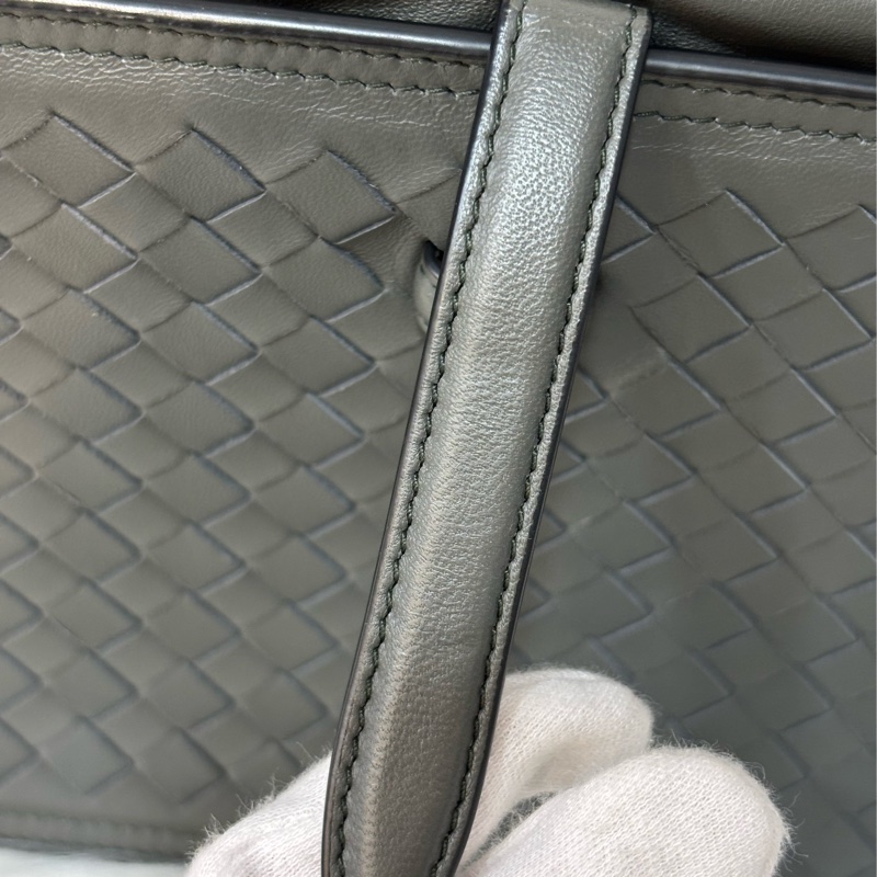 BOTTEGA VENETA BV 鐵灰色 編織 拉鍊 三層 肩背包 斜背包 航空包 郵差包-41