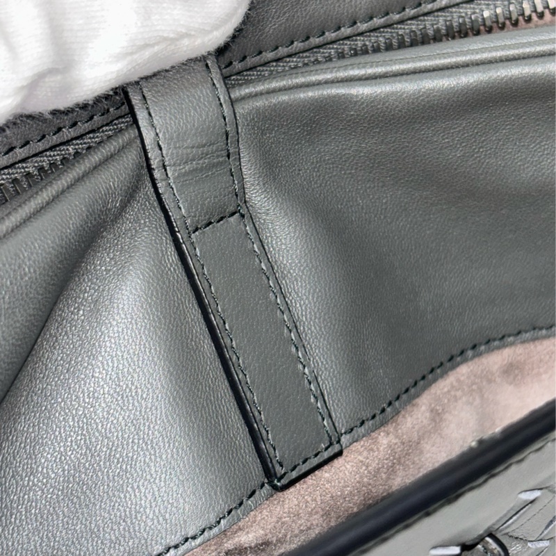 BOTTEGA VENETA BV 鐵灰色 編織 拉鍊 三層 肩背包 斜背包 航空包 郵差包-46