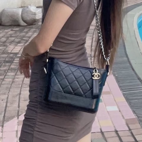 百搭必備款😍極新限量✨Chanel黑金小號Gabrielle流浪包單肩斜挎包