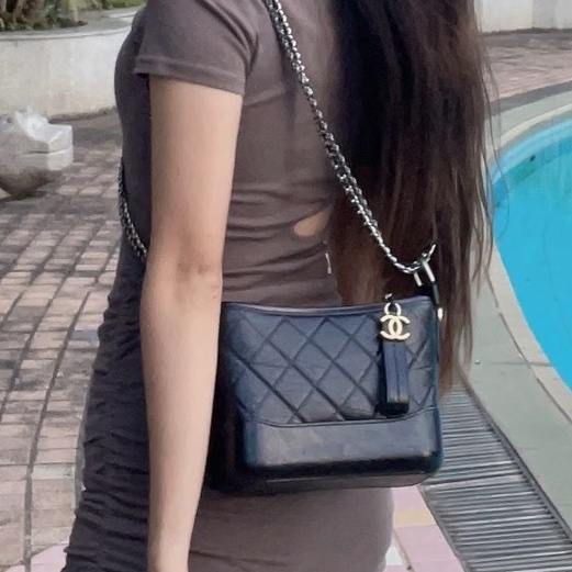 百搭必備款😍極新限量✨Chanel黑金小號Gabrielle流浪包單肩斜挎包-1