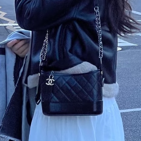 百搭必備款😍極新限量✨Chanel黑金小號Gabrielle流浪包單肩斜挎包-2