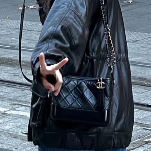 百搭必備款😍極新限量✨Chanel黑金小號Gabrielle流浪包單肩斜挎包-3