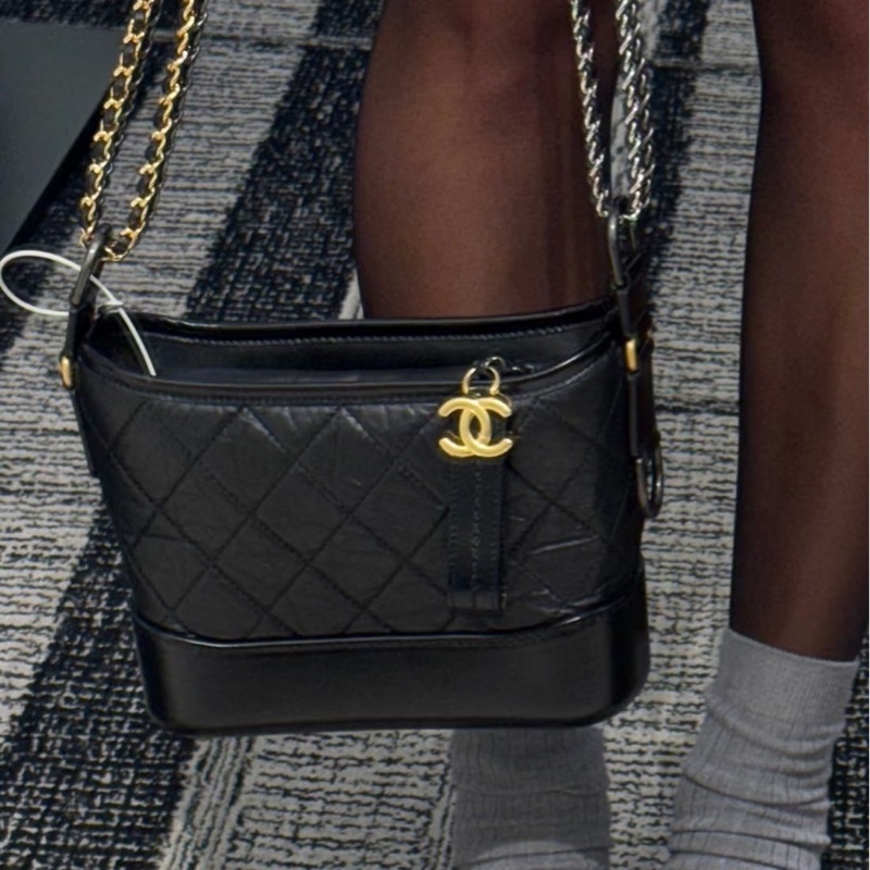 百搭必備款😍極新限量✨Chanel黑金小號Gabrielle流浪包單肩斜挎包-4
