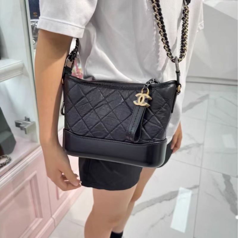 百搭必備款😍極新限量✨Chanel黑金小號Gabrielle流浪包單肩斜挎包-6