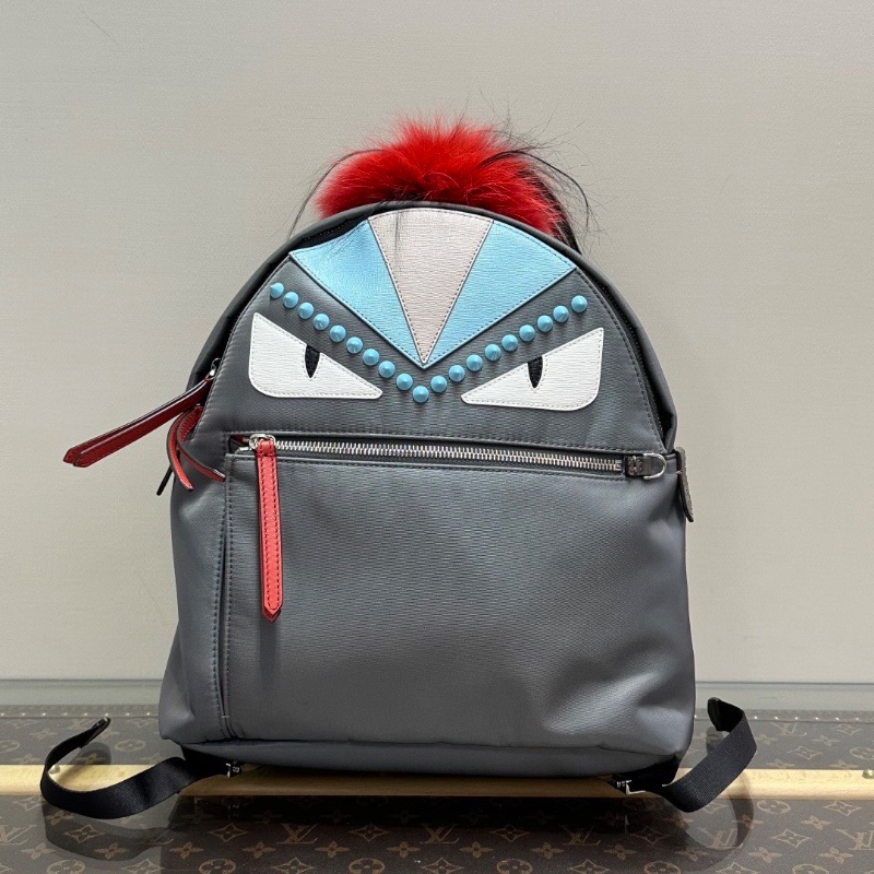 FENDI 淺灰色後背包29*31*11 98新配件塵袋-1