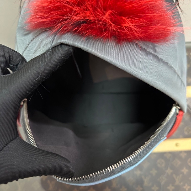 FENDI 淺灰色後背包29*31*11 98新配件塵袋-2