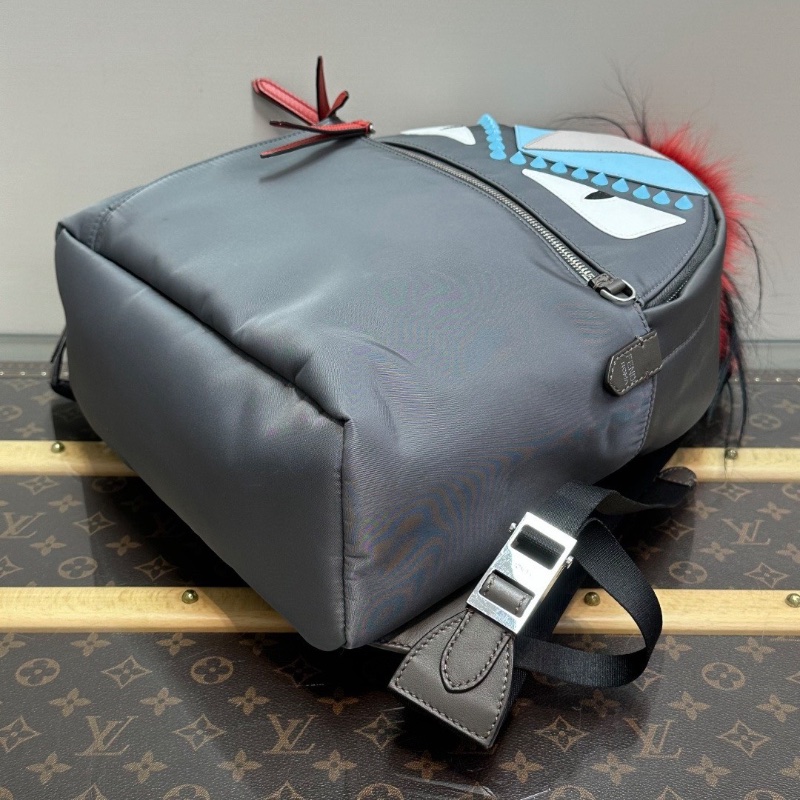 FENDI 淺灰色後背包29*31*11 98新配件塵袋-3