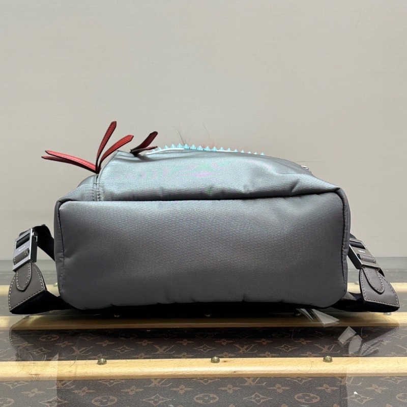 FENDI 淺灰色後背包29*31*11 98新配件塵袋-4