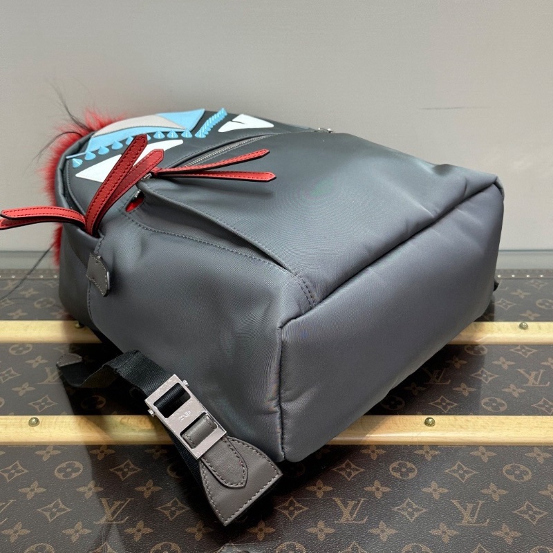 FENDI 淺灰色後背包29*31*11 98新配件塵袋-5