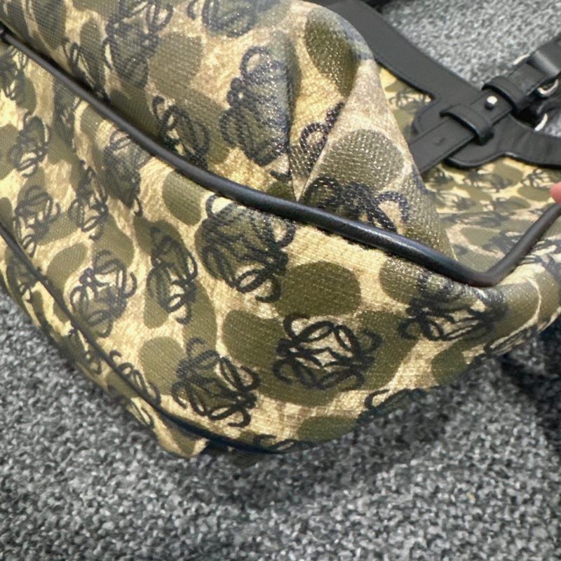 LOEWE迷彩肩背托特包-8
