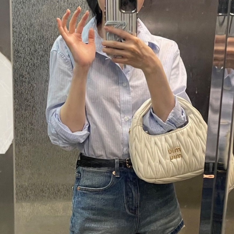 MIUMIU 白金褶皺新月手提hobo包22*13*6 98新配件塵袋購證-0