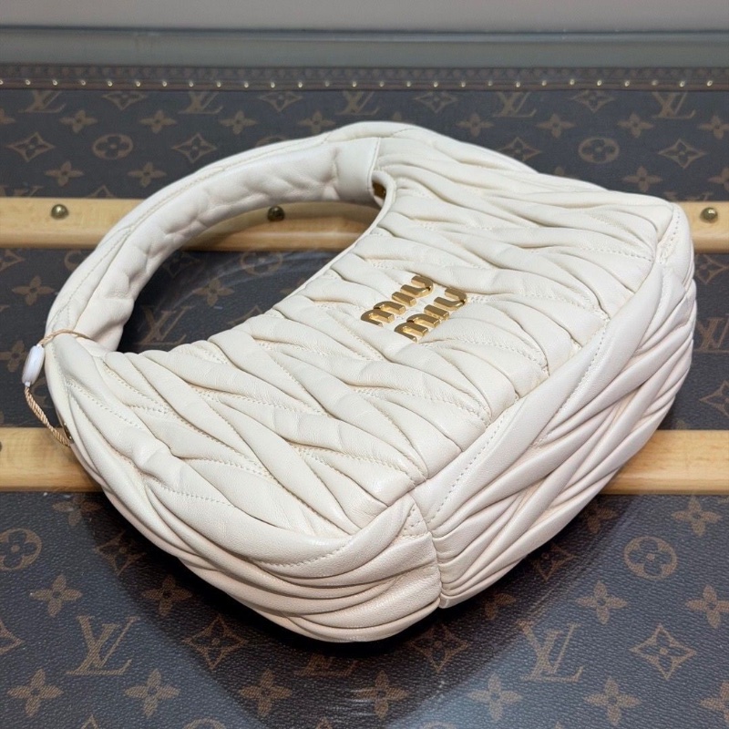 MIUMIU 白金褶皺新月手提hobo包22*13*6 98新配件塵袋購證-3