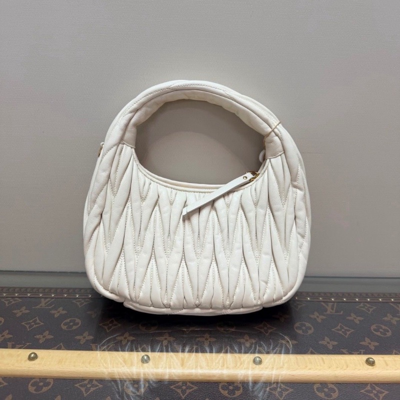 MIUMIU 白金褶皺新月手提hobo包22*13*6 98新配件塵袋購證-4