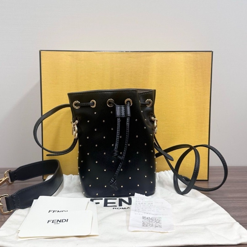 FENDI 黑金水桶抽繩手提肩背斜背包12*18*10 98新配件盒子塵袋購證-1