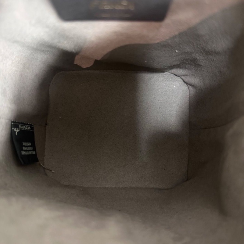 FENDI 黑金水桶抽繩手提肩背斜背包12*18*10 98新配件盒子塵袋購證-3