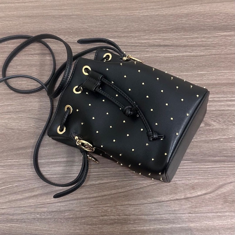 FENDI 黑金水桶抽繩手提肩背斜背包12*18*10 98新配件盒子塵袋購證-5