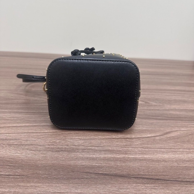 FENDI 黑金水桶抽繩手提肩背斜背包12*18*10 98新配件盒子塵袋購證-6