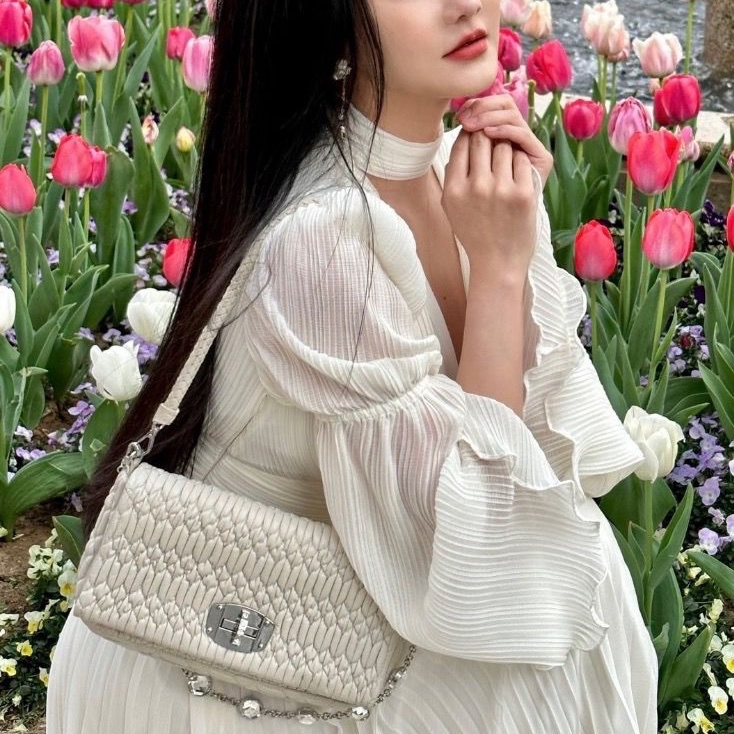 MIUMIU 白色銀扣鑽扣手提腋下鏈條包33*20*3 98新配件塵袋-0