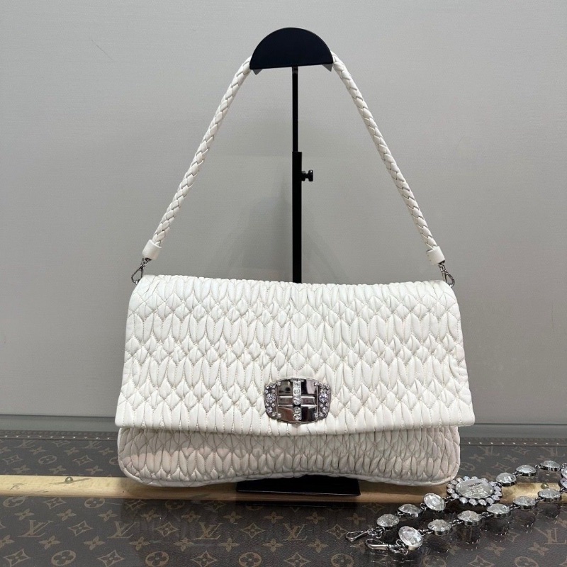 MIUMIU 白色銀扣鑽扣手提腋下鏈條包33*20*3 98新配件塵袋-1