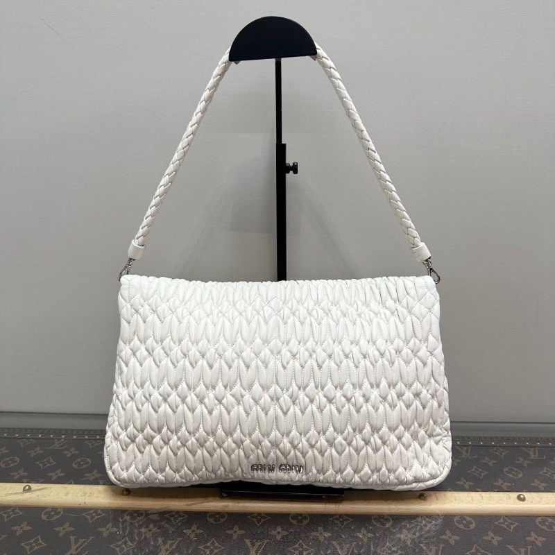 MIUMIU 白色銀扣鑽扣手提腋下鏈條包33*20*3 98新配件塵袋-4