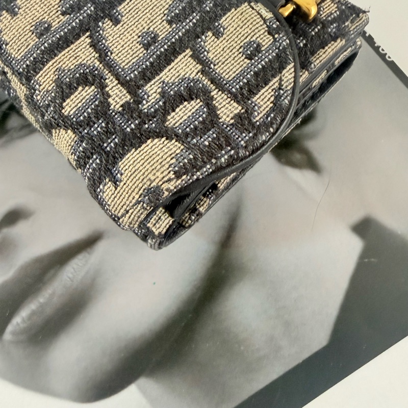 ✔️ 迪奧 CHRISTIAN DIOR SADDLE LOTUS 三折短夾-9
