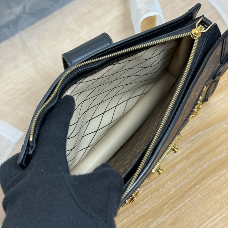 (膠膜未撕) LV Trunk Clutch 軟盒包 斜背包 ✨最新晶片款-12