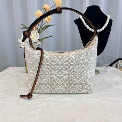 Loewe Cubi 白色飯盒包 小號 99新 20*16*11 配件塵袋