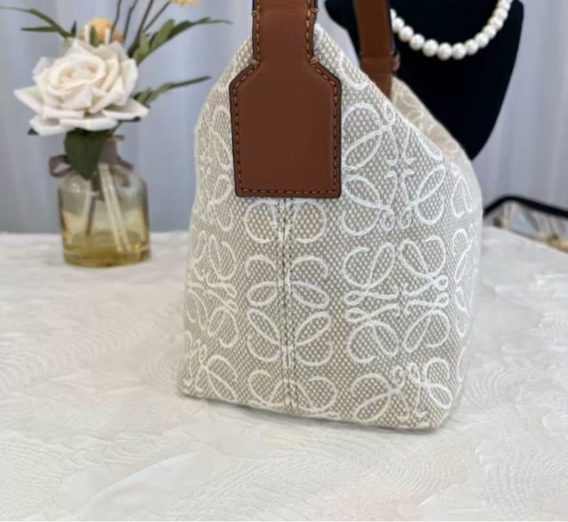 Loewe Cubi 白色飯盒包 小號 99新 20*16*11 配件塵袋-3