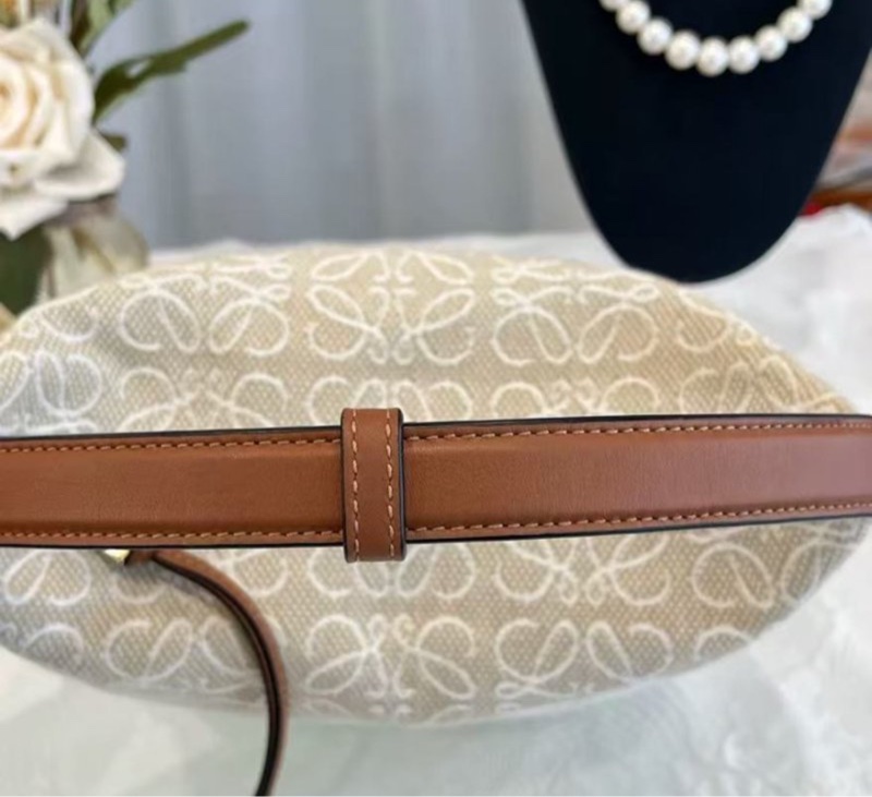 Loewe Cubi 白色飯盒包 小號 99新 20*16*11 配件塵袋-6