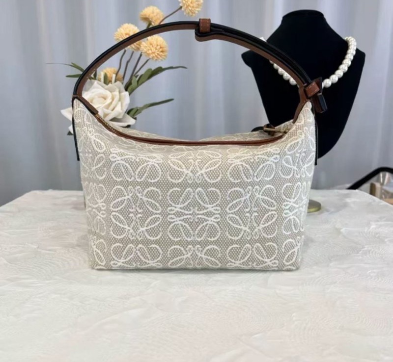 Loewe Cubi 白色飯盒包 小號 99新 20*16*11 配件塵袋-7