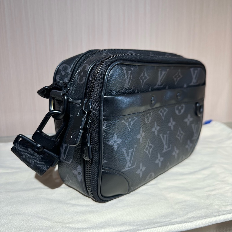 LV路易威登Alpha 鉚釘邊角 黑色老花 單肩斜挎包-1