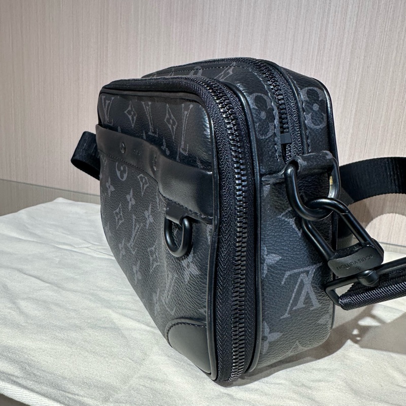 LV路易威登Alpha 鉚釘邊角 黑色老花 單肩斜挎包-2