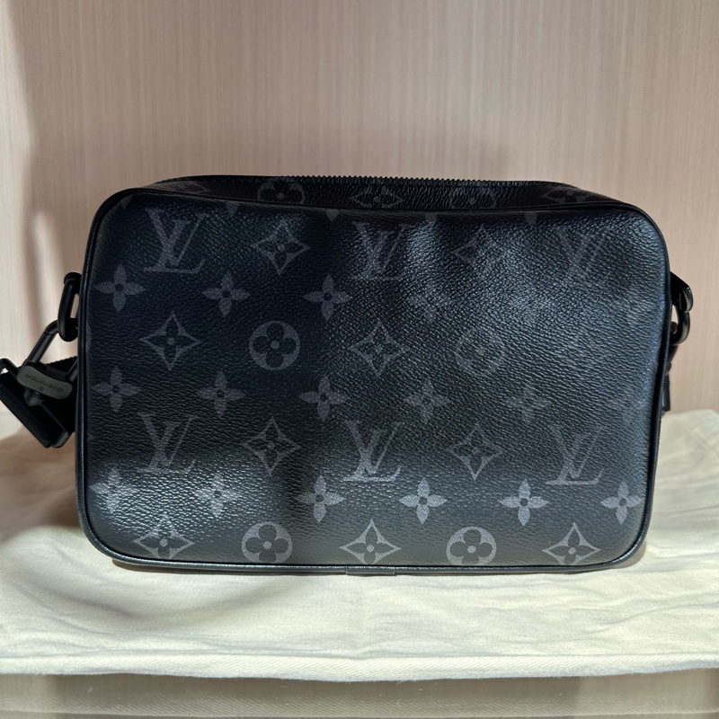 LV路易威登Alpha 鉚釘邊角 黑色老花 單肩斜挎包-3