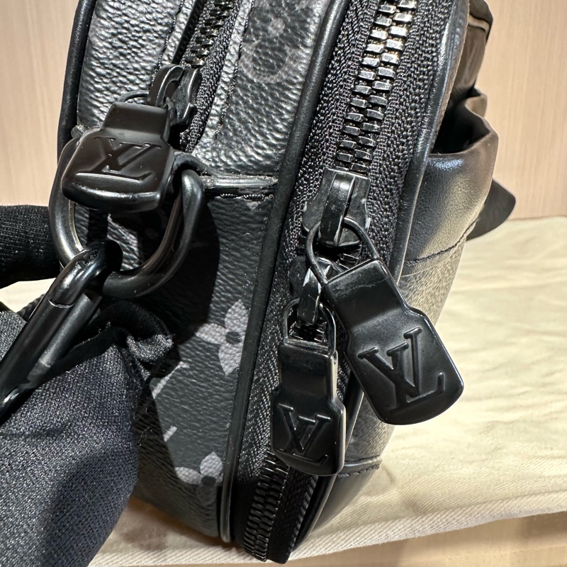 LV路易威登Alpha 鉚釘邊角 黑色老花 單肩斜挎包-6