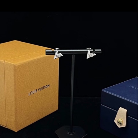 LV volt 系列白金磚石耳釘一對98新配件盒子