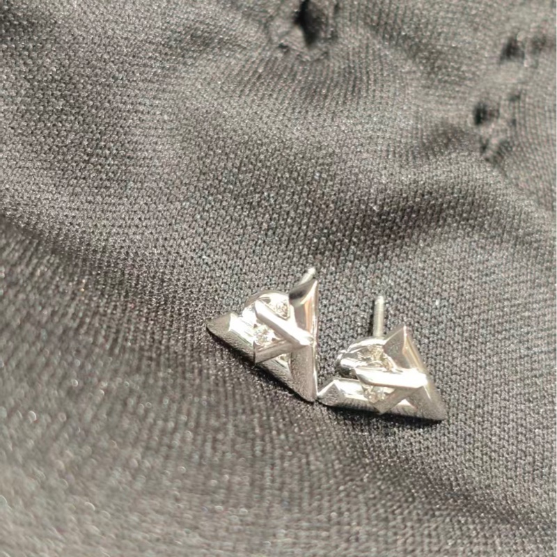 LV volt 系列白金磚石耳釘一對98新配件盒子-4