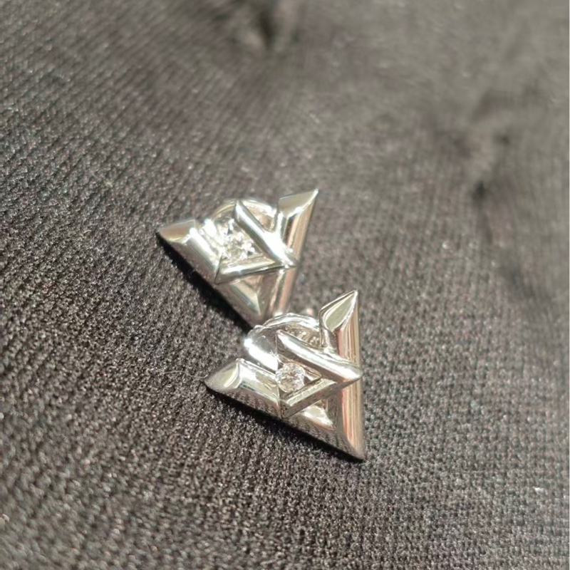 LV volt 系列白金磚石耳釘一對98新配件盒子-5