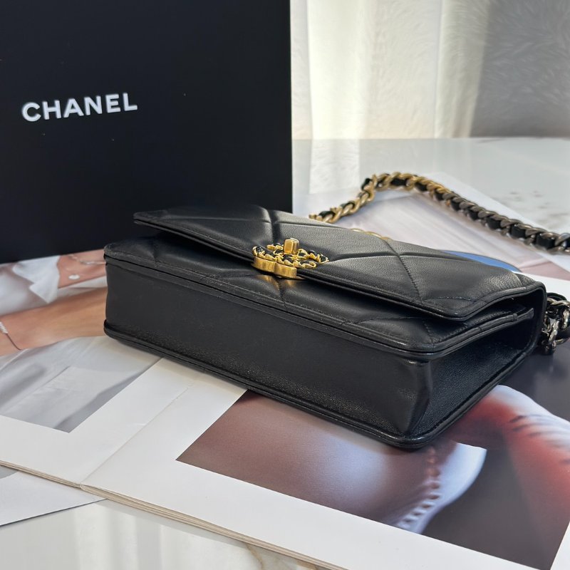CHANEL 19 經典菱格紋雙色鍊WOC - 黑金-5