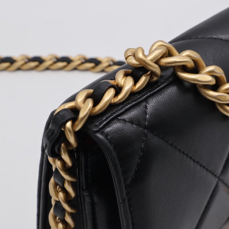 CHANEL 19 經典菱格紋雙色鍊WOC - 黑金-5